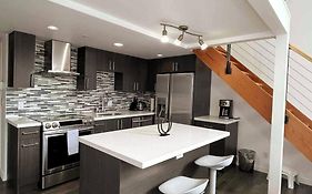 Modern Top-Floor 1-Bedroom Loft With Free Parking